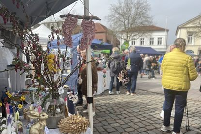Zahlreiche Kunsthandwerker und Aussteller bieten handgefertigte Produkte an.