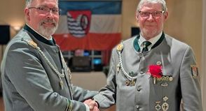 Marc Miltzow zeichnete Bernhard Jürgensen (re.) für sein unermüdliches Engagement aus.