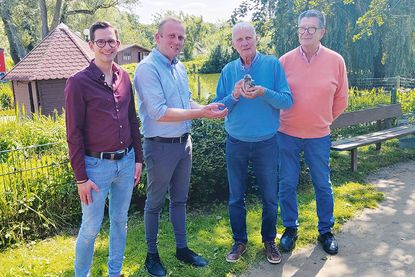 Betreiberwechsel: Daniel Volkmer-Kuberski (von links) und Christian Siebelts haben den Vogelpark Niendorf/Ostsee von Klaus Langfeldt und Massimo Menghini übernommen. Symbolisch wird ein junger Kookaburra („Lachender Hans“) übergeben.