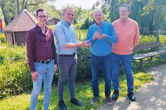 Betreiberwechsel: Daniel Volkmer-Kuberski (von links) und Christian Siebelts haben den Vogelpark Niendorf/Ostsee von Klaus Langfeldt und Massimo Menghini übernommen. Symbolisch wird ein junger Kookaburra („Lachender Hans“) übergeben.