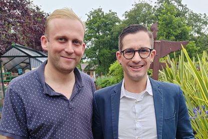 Christian Siebelts (links) und Daniel Volkmer-Kuberski sind die neuen Betreiber des Vogelparks Niendorf/Ostsee.