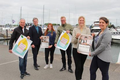 Freuen sich auf ein mitreißendes Konzert vor maritimer Kulisse (v. lks.): Die Vertreter der Unterstützer und Sponsoren Oliver Seiter (Geschäftsführer ancora Marina), André Rosinski (Vorstand Tourismus Agentur Lübecker Bucht), Andrea Kuhlemann (Stadtwerke Neustadt in Holstein), Sven Muchow (der reporter) sowie vom Schleswig Holstein Musik Festival Viktoria Gotthardt und Jeanette van Beek.