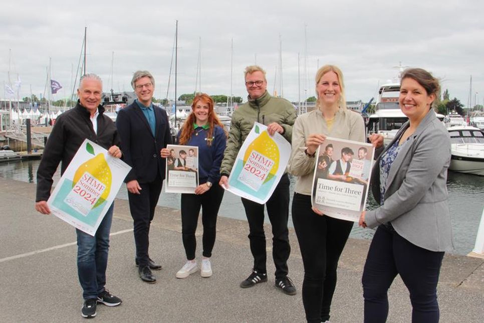Freuen sich auf ein mitreißendes Konzert vor maritimer Kulisse (v. lks.): Die Vertreter der Unterstützer und Sponsoren Oliver Seiter (Geschäftsführer ancora Marina), André Rosinski (Vorstand Tourismus Agentur Lübecker Bucht), Andrea Kuhlemann (Stadtwerke Neustadt in Holstein), Sven Muchow (der reporter) sowie vom Schleswig Holstein Musik Festival Viktoria Gotthardt und Jeanette van Beek.
