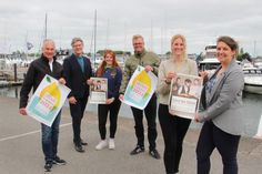 Freuen sich auf ein mitreißendes Konzert vor maritimer Kulisse (v. lks.): Die Vertreter der Unterstützer und Sponsoren Oliver Seiter (Geschäftsführer ancora Marina), André Rosinski (Vorstand Tourismus Agentur Lübecker Bucht), Andrea Kuhlemann (Stadtwerke Neustadt in Holstein), Sven Muchow (der reporter) sowie vom Schleswig Holstein Musik Festival Viktoria Gotthardt und Jeanette van Beek.