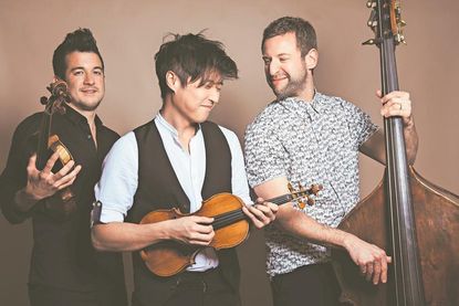 Charles Yang (Mi.) sorgte bereits vor einigen Jahren mit seinem klassischem Programm für Begeisterung beim SHMF. In diesem Jahr kommt er mit seiner Band „Time for Three“. (Foto: Lauren Desberg)