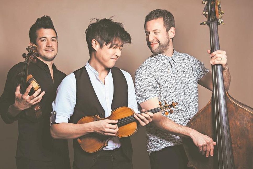 Charles Yang (Mi.) sorgte bereits vor einigen Jahren mit seinem klassischem Programm für Begeisterung beim SHMF. In diesem Jahr kommt er mit seiner Band „Time for Three“. (Foto: Lauren Desberg)