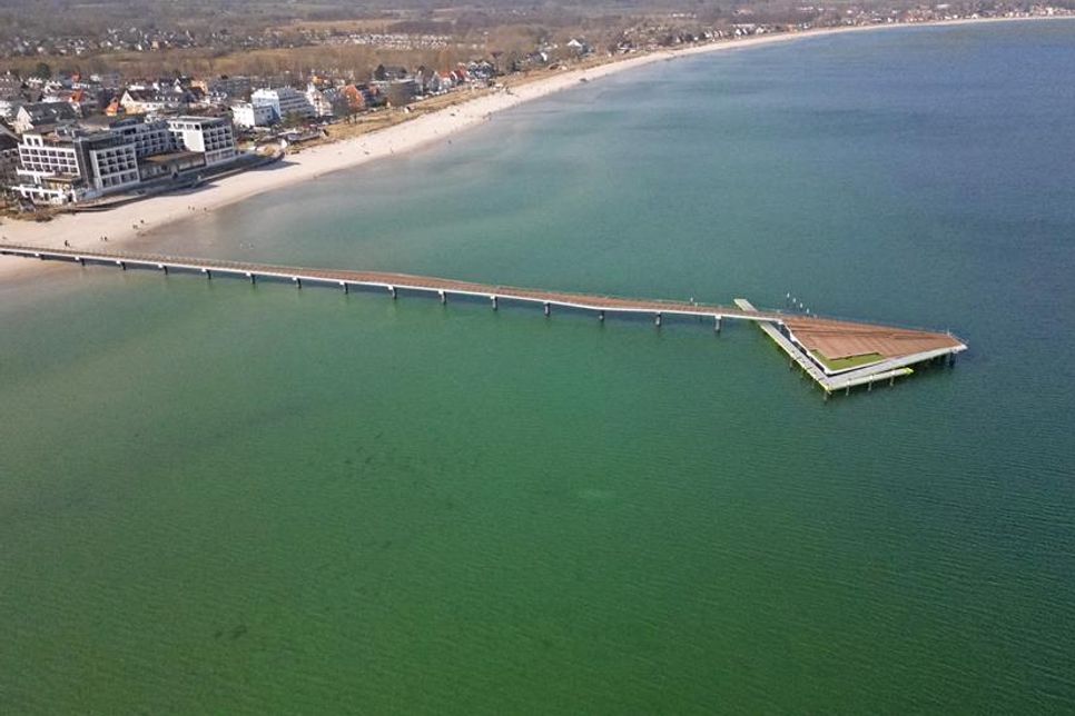 Scharbeutz mit Weitblick: Die neue Seebrücke lädt zum Flanieren über dem Meer ein.