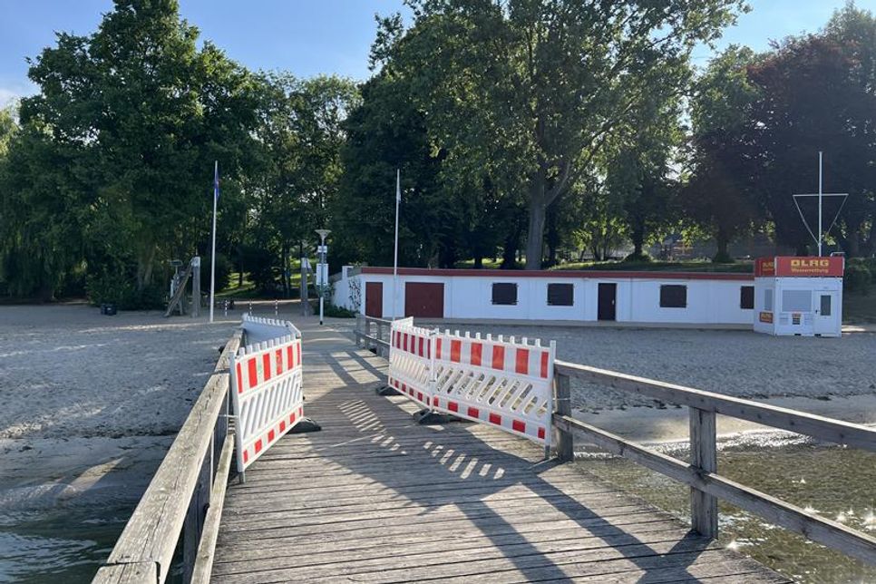Um einer Überlastung der Achse 4 der Seebrücke entgegenzuwirken, wurde vom Fachbüro die Einschränkung der Nutzbreite oben auf der Seebrücke sowie eine Absperrung unterhalb der gefährdeten Bereiche empfohlen und von der Stadtverwaltung umgesetzt.