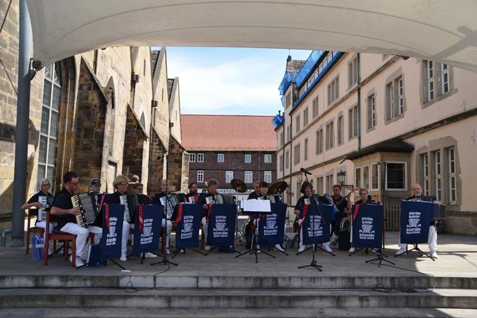 Sonntägliches Konzert in der Innenstadt von Hameln, auf der Terrasse des Hochzeitshauses.