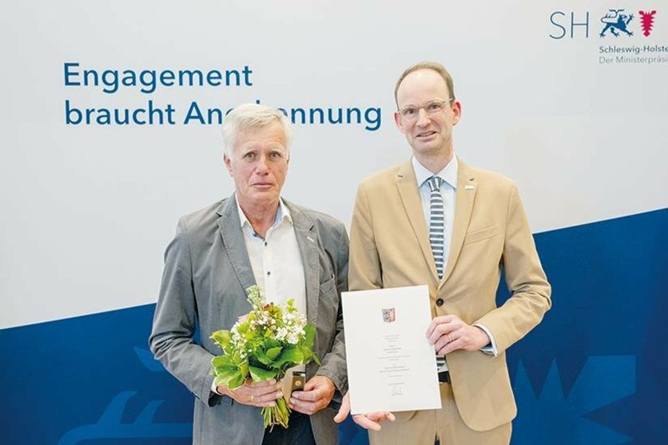 Stellvertretend für Ministerpräsident Daniel Günther und Innenministerin Sabine Sütterlin-Waack zeichnete Kommunal-Abteilungsleiter und Landeswahlleiter Tilo von Riegen Eckart Gribkowski (links) aus Bad Schwartau aus.