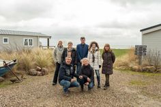 Bettina Gosch und Ingo Meier vom Camping &amp; Ostseeferienpark Walkyrien (vorne), Annabell Reum, Sabine Speicher, Dietmar Hoffmann und Eugenia Schirm aus dem Ahrtal sowie Martina Krüger von der TALB (hinten v. lks.).