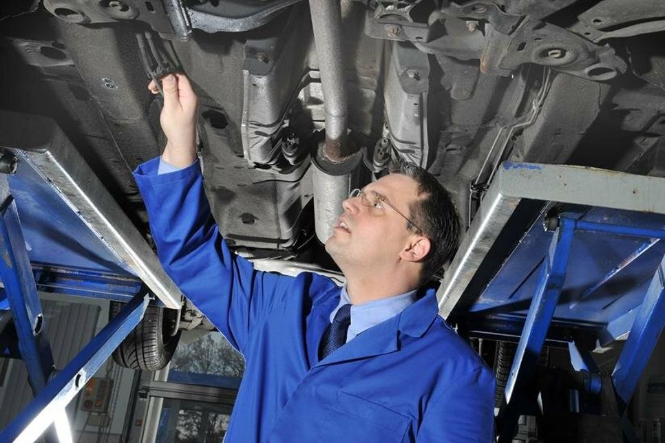 Kfz-Werkstätten bieten nicht nur regelmäßige HU-Termine an, sondern kennen auch alle Schwachstellen und können eventuelle Mängel abstellen, bevor sich der Prüfer das Auto anschaut.