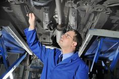 Kfz-Werkstätten bieten nicht nur regelmäßige HU-Termine an, sondern kennen auch alle Schwachstellen und können eventuelle Mängel abstellen, bevor sich der Prüfer das Auto anschaut.