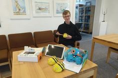 Mitarbeiter der Stadtbücherei Janek Beckmann mit BeeBot.