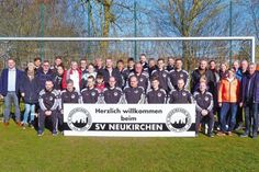 Die Fußball-Herrenmannschaft des SV Neukirchen mit den Sponsoren.