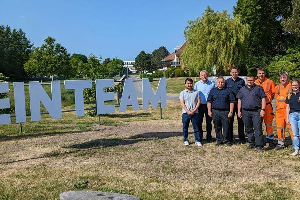 Die Kameradinnen und Kameraden der Feuerwehr Grömitz freuen sich über den neuen Schriftzug vor dem Gerätehaus.