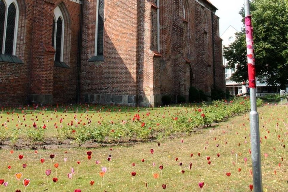 Die Herzen zierten als Outdoor-Installation den Kirchgarten der Stadtkirche.