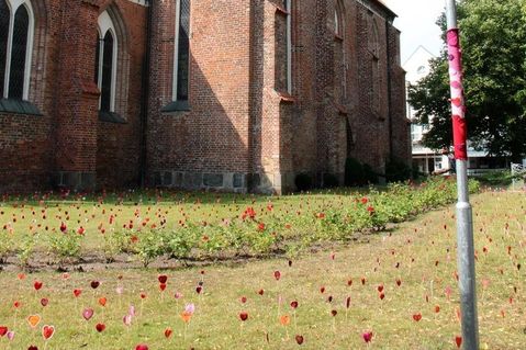 Die Herzen zierten als Outdoor-Installation den Kirchgarten der Stadtkirche.