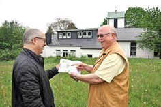 Pastor Anas Hamami (li.) und Gemeinderatsmitglied Heinz-Klaus Drews freuen sich, dass die Bauarbeiten nun losgehen können.