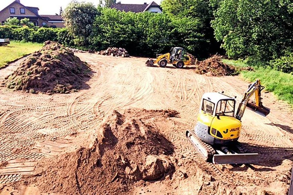 Noch ist nicht viel zu sehen. Auf dieser Fläche entsteht der neue Kirchgarten.