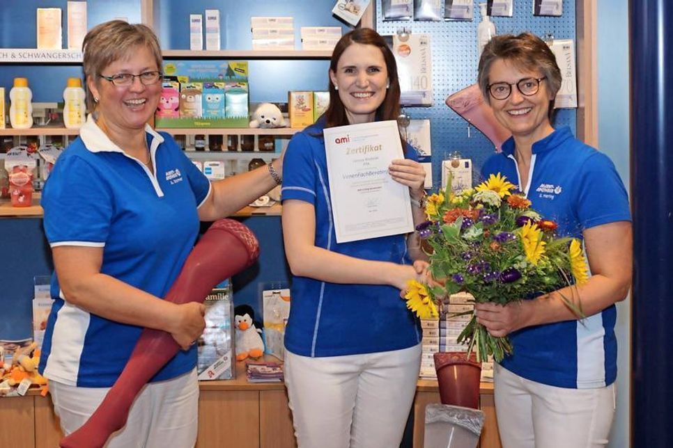 Anja Stormer (lks.) und Sigrid Hering (re.) gratulieren Larissa Rönfeldt (Mitte) zur bestandenen Prüfung zur zertifizierten Venen-Fachberaterin.