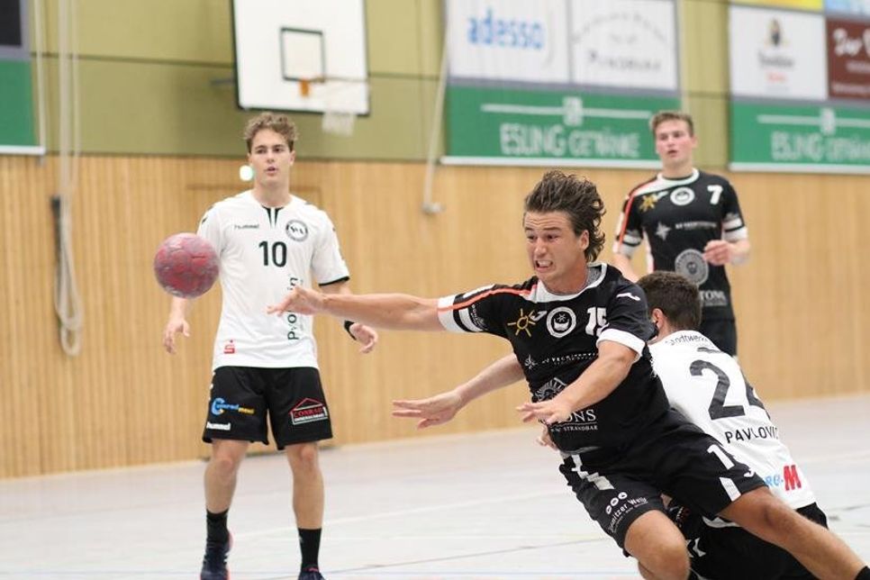 Machte mit einem sehenswerten Kempa Trick den Sack gegen HGHB zu - Alex Mendle Nr. 15.