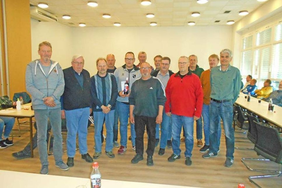 von links Rolf-Peter Mannsfeld, Erhard Lühr, Eckhard Fitzner, Rainer Moyseszick, Vorsitzender Timo Nagel, Klaus Engfer (vorn), Eckhard Mannsfeld, Gerd Thiessen, Hartmut Ehlers, Arno Lorenzen, Michael Marthold, Holger Schöning und Klaus Komorowski