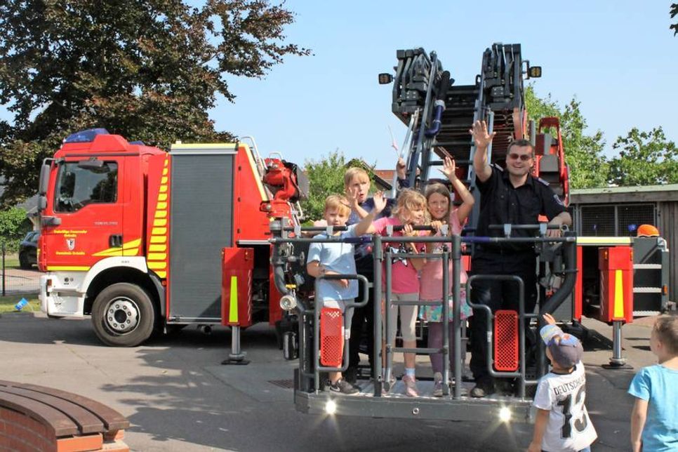 Riesenspaß beim Ausflug auf der Feuerwehrleiter.