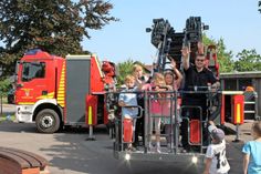 Riesenspaß beim Ausflug auf der Feuerwehrleiter.