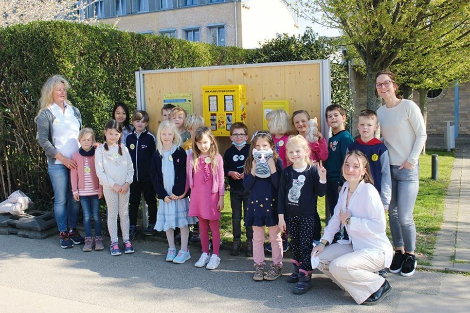 Die Scharbeutzer Schülerinnen und Schüler engagieren sich mit ihren Lehrerinnen für die Bienen.