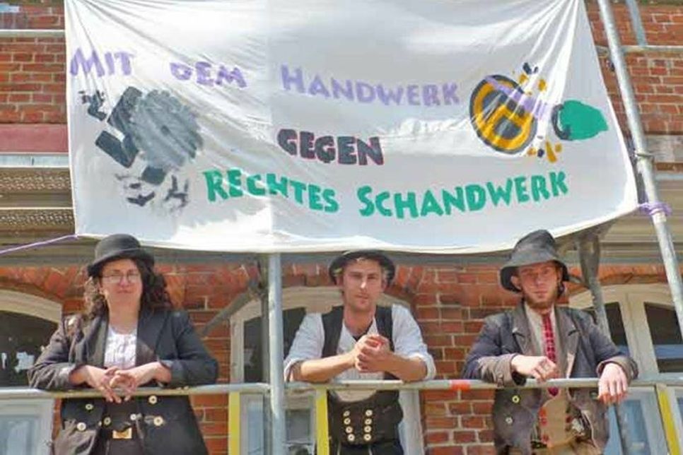 Ein handfestes Zeichen gegen Rechts setzen derzeit junge HandwerksgesellInnen auf der Walz – sie unterstützen vier Wochen lang bei der Sanierung der Gedenkstätte Ahrensbök.
