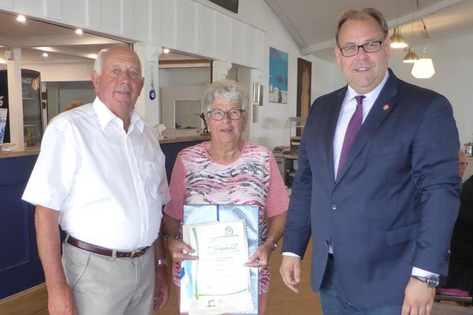 Bürgermeister Mirko Spiekermann (re.) überreichte den Stadtpreis an Walter und Gertrud Schöning von der Siedlergemeinschaft Neustadt Nord.