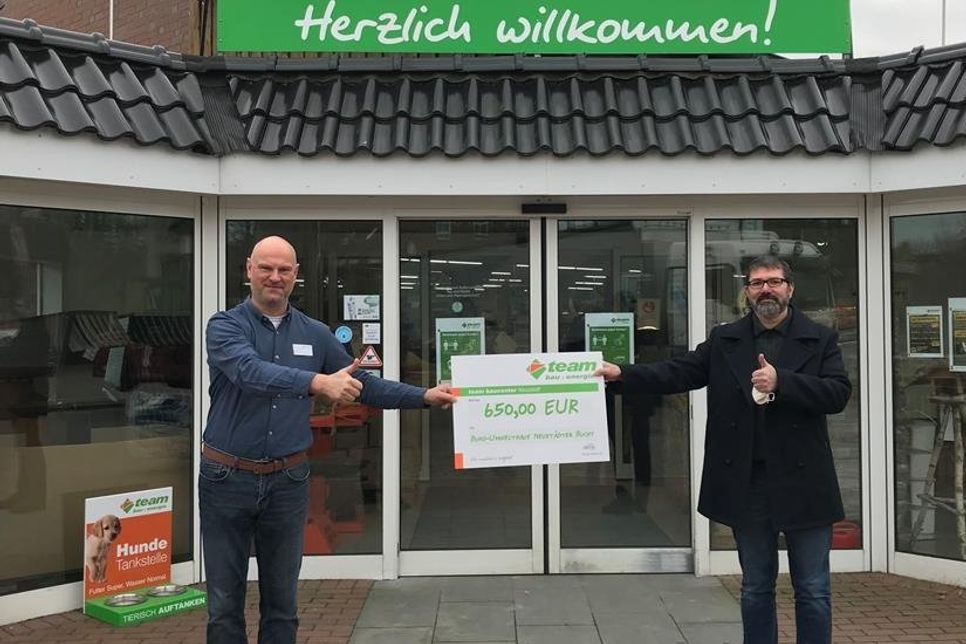 Dr. Andreas Schmidt vom Umwelthaus (re.) mit Baufachmarktleiter Heiko Müller.