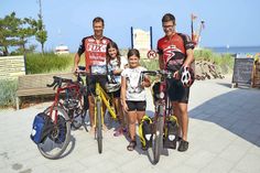 Zufrieden und stolz nach ihrer 660 km-Radtour von Dresden an die Ostsee: Dr. Urs Riemann (47, links) und seine Töchter Bente (9) und Mette (7, 2.v.re.) und Sohn Nils (14) mit ihren Trekking-Rädern am Strandabschnitt von Katja Frank in Niendorf/Ostsee.