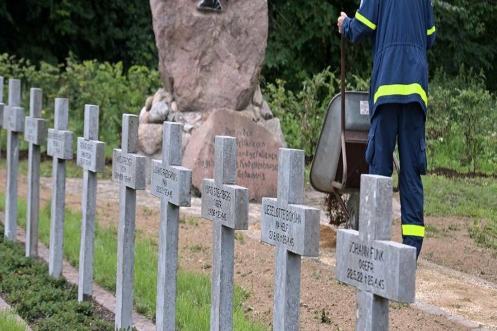 Der Kadettenfriedhof ist runderneuert und umgestaltet. Helfer vom THW packten beim Wegebau und weiteren Aktionen mit an. Seinen neuen Platz hat das Ehrenmal nun an der südlichen Grenze des Kadettenfriedhofs bekommen.