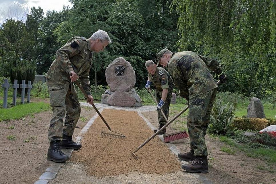 Die Reservistenkameradschaft half bei der Wiederherstellung der Wege, Soldaten der MUS reinigten die Kreuze der Kriegsgräber...