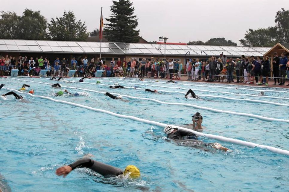 Schwimmen ist die erste Disziplin. Es folgen Radfahren und Laufen.