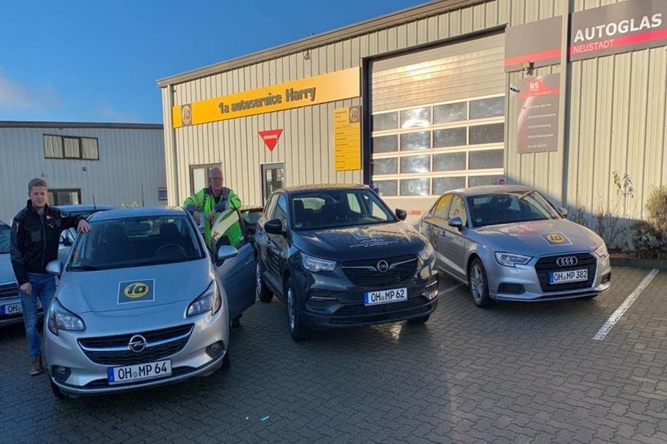 Werkstattleiter Mirco Path (lks.) und Inhaber Michael Path vor der Werkstatt, Am Holm 78. Der Meisterbetrieb trägt ab sofort einen neuen Namen: „1a Autoservice Harry“.