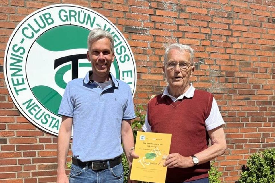 Jürgen Grüllich (re.) gehört dem Tennisclub seit 50 Jahren an.