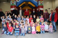 Fröhliche Gesichter bei der offiziellen Übergabe der neuen Hüpfburg. Besonders die Kinder des Schönwalder Kindergartens hielt es kaum auf ihren Plätzen.