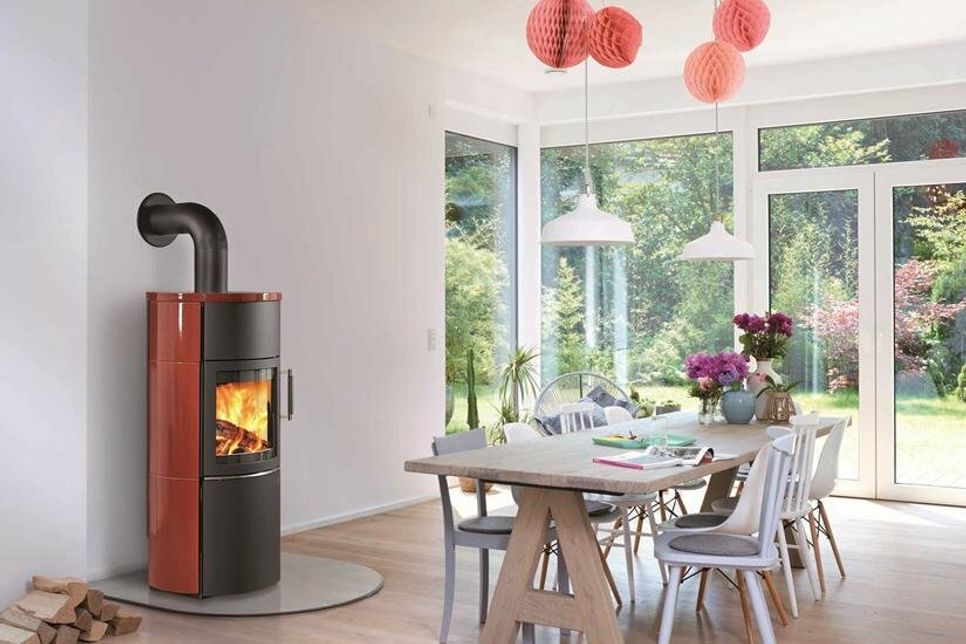 Durch moderne Verbrennungstechnik sind heutige Holzfeuerstätten deutlich sparsamer, effizienter und emissionsärmer als Altgeräte. (Foto: HKI)