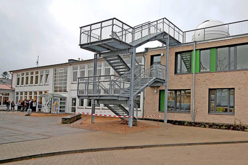 Das neue Schulgebäude mit dem Aufgang zur Sternwarte. Fotos: Asmus