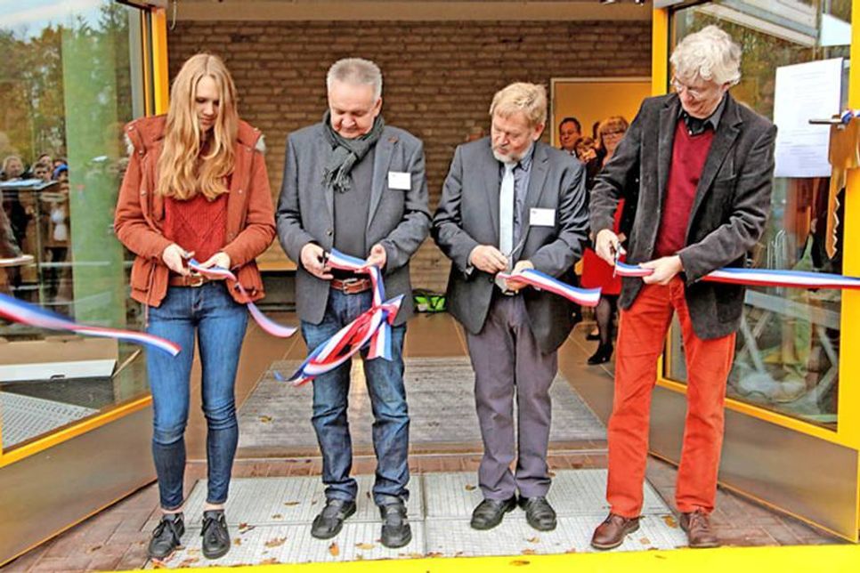 Es hat geklappt! Das Band wurde zerschnitten von Beke Heinemann, Wolfgang Wittmaack, Helmut Wichelmann und Architekt Dirk Landwehr