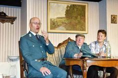 Gendarm Fied Hillmer (Matthias Dehn, l.) ist beeindruckt von der Schnapsqualität, die Jungbauer Heiko (Christian Becker) und sein Knecht Jan Spin (Jan Steffen) ihm auftischen.