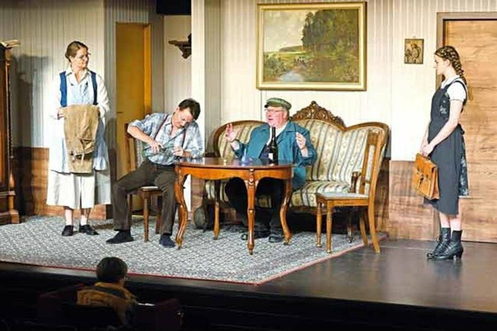 Während der Magd Taline (Christina Theuer, l.), die mit Flüchtlingsmädchen Marie (Emilia Farber) die Hofarbeiten verrichtet, der Schnapskonsum eine Dorn im Auge ist, hat Jungbauer Heiko (Christian Becker, l.) in seinem Knecht Jan (Jan Steffen) einen Verbündeten für sein Brennerei-Projekt.