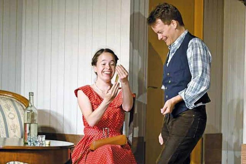 Eine lockere Beziehung pflegen die leichtlebige Helga Hillmer (Deborah Rohne) und Jungbauer Heiko (Christian Becker).