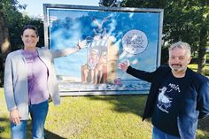 Timmendorfer Strands Marketingleiterin Silke Szymoniak und Frank Bahr vor einem seiner XXL-Cartoons, die man aktuell im Strandpark sehen kann.