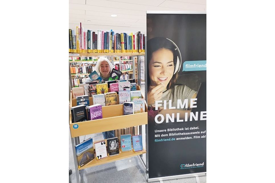 Stephanie Scheel, Leiterin der Gemeindebücherei Timmendorfer Strand, bietet neben der Online-Leihe jetzt auch das Filmportal „filmfriend“ an.