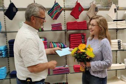 Jürgen Mohr freut sich mit Annabell Byszio über deren persönliche Entwicklung und bedankt sich für die gute Zusammenarbeit.