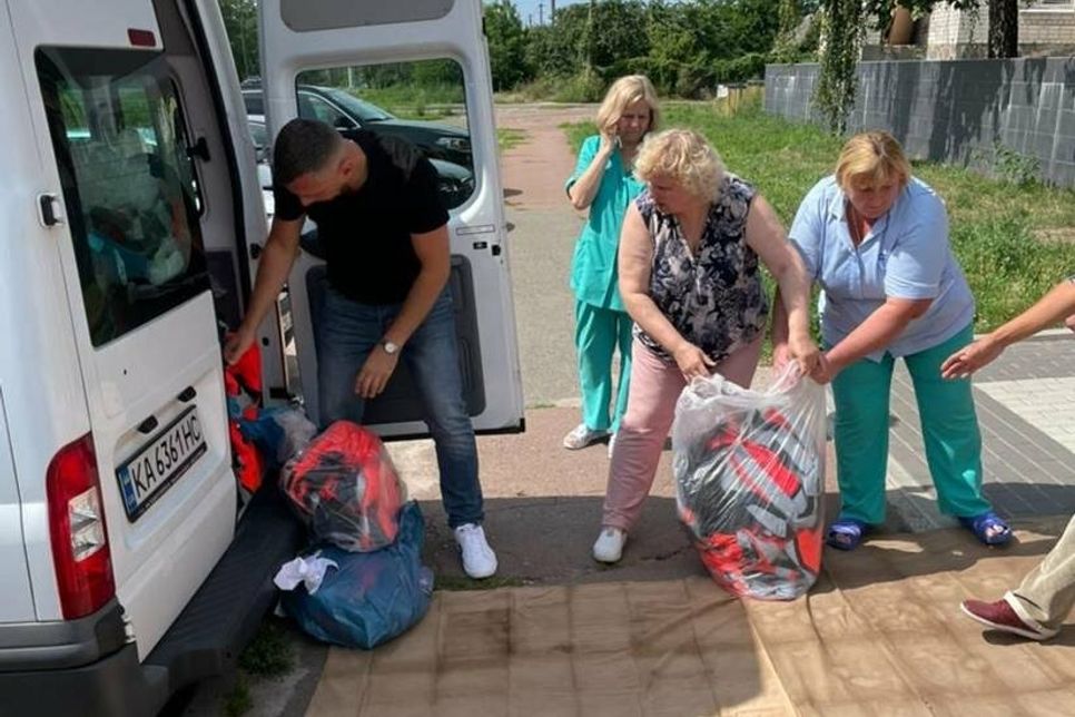 Erst kürzlich brachte Oleg Beresnev Rettungsdienstkleidung in die ukrainische Region Tschernihiw.
